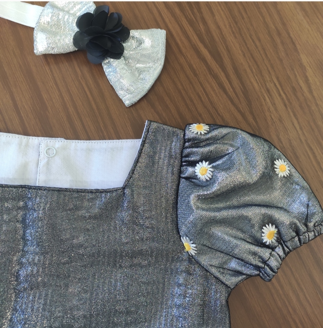 نمای نزدیک . گل‌های بابونه همه گلدوزی روی تور هستند