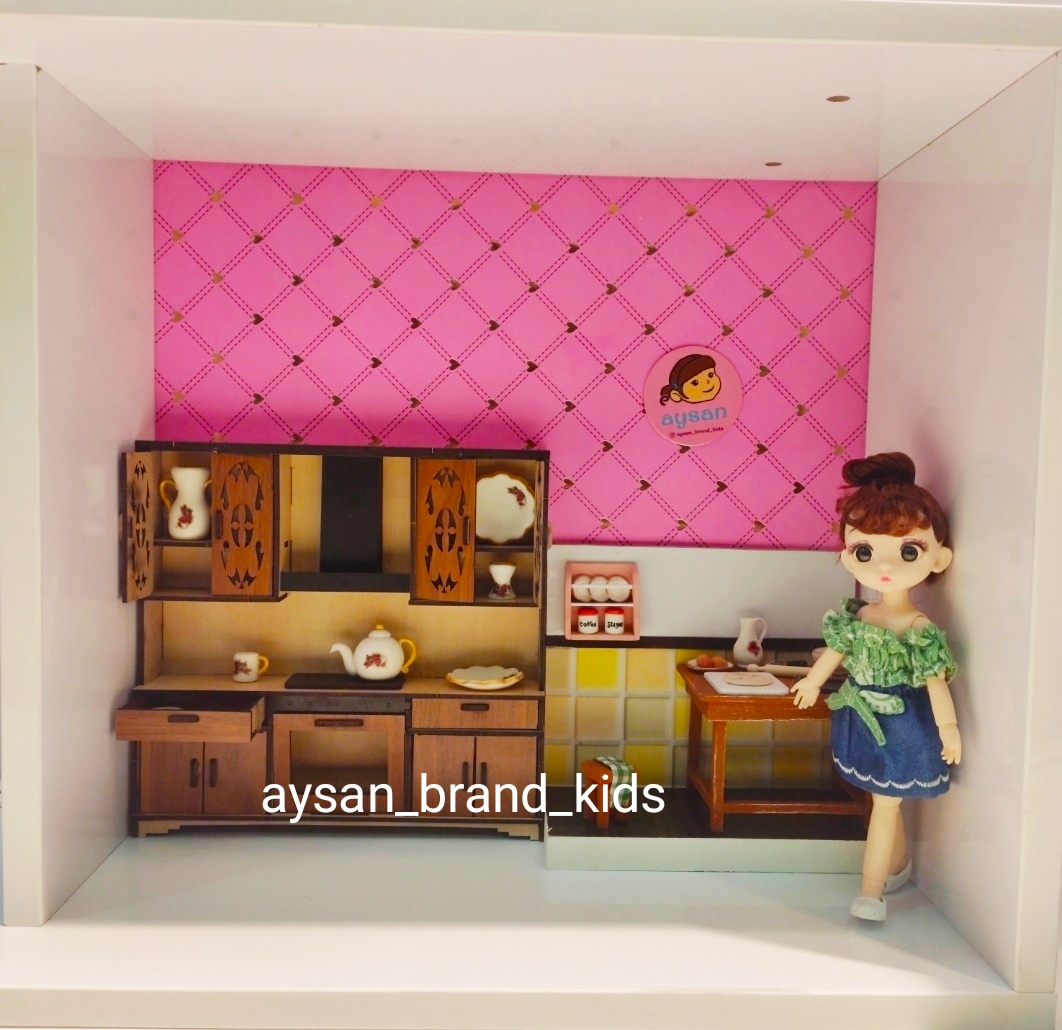 دکور فروشگاه با مدل اوریجینال (فروشی نیست)